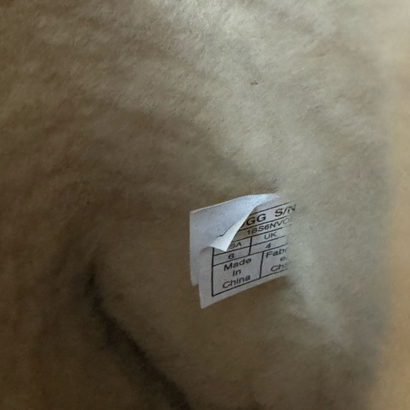 UGG Women's Cream Suede Boots with Fur Detail Size 6 - Picture 9 of 9